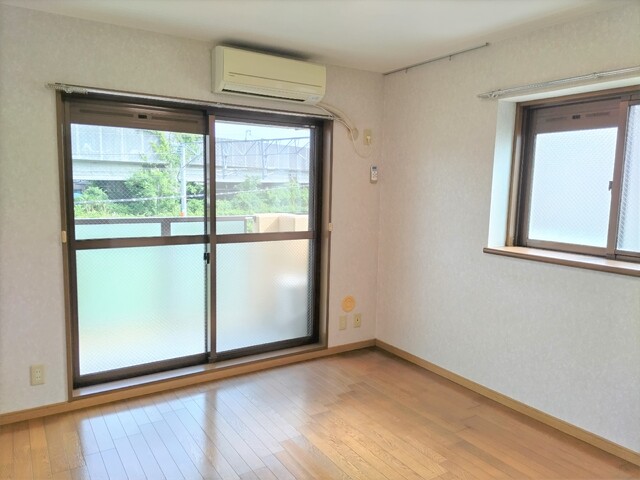 居室・リビング　二面採光の洋室７．２帖※同タイプ参考写真