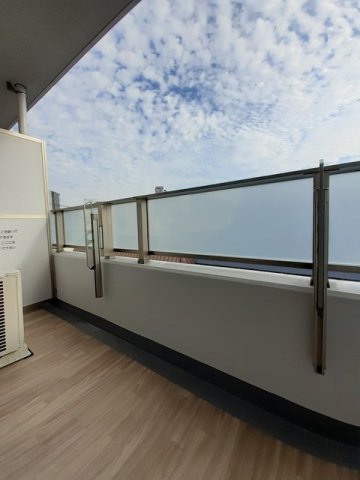 バルコニー　外からの目が気にならないバルコニーで洗濯物が干せます