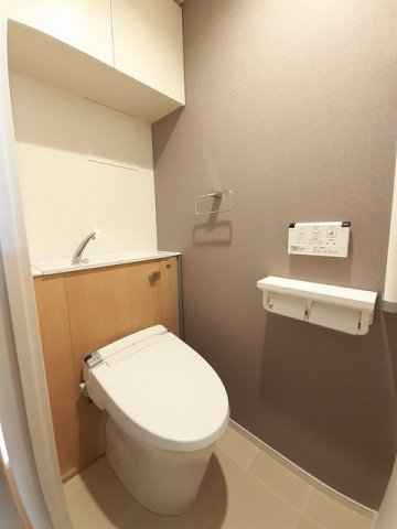 トイレ　落ち着いた色調のトイレです