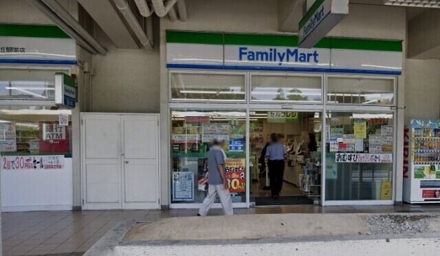 コンビニ　ファミリーマート泉ヶ丘駅前店（コンビニ）まで1038m