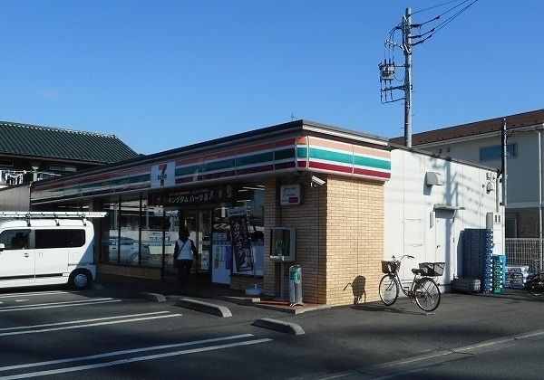 コンビニ　セブンイレブン（コンビニ）まで550m