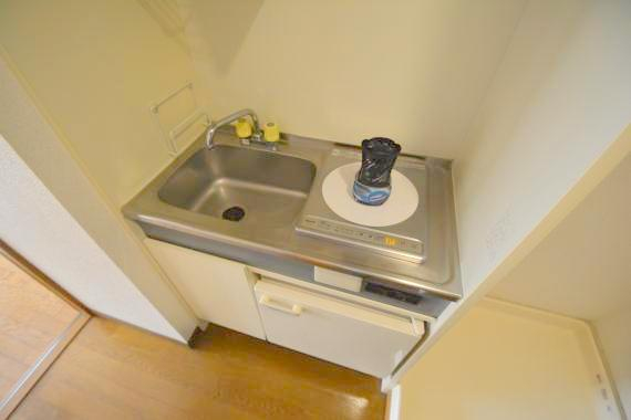 キッチン　ピカピカのミニキッチンです。お料理が楽しくなりますね。