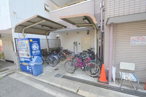 駐車場　敷地内にある駐輪場。雨の日にはうれしい屋根つきです。