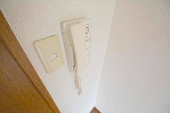 セキュリティ　インターホンで突然の来訪者を事前にチェック