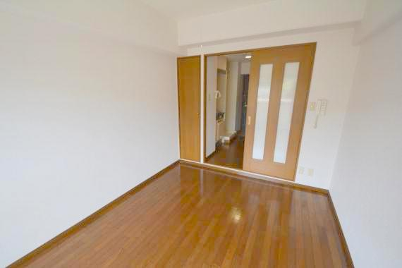 その他部屋・スペース　朝には心地よい光が差し込む、このお部屋でお休みください。