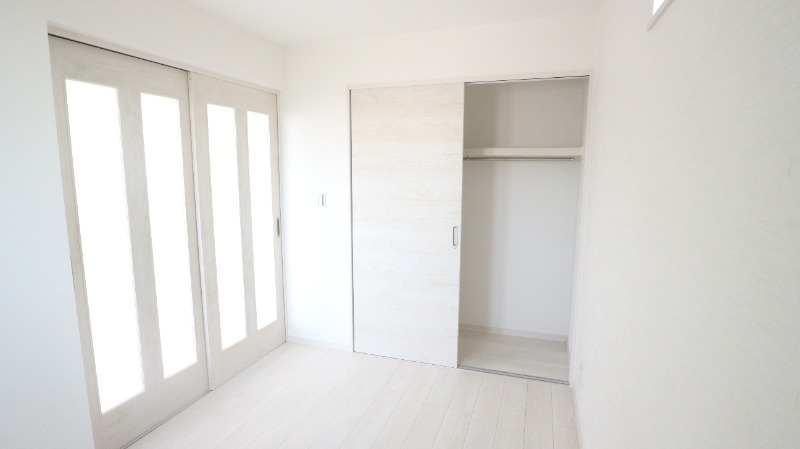 収納　奥行きのあるクローゼットなので荷物の多い方も安心