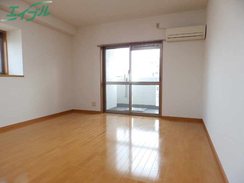 居室・リビング　同型参考写真です