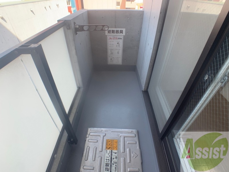 バルコニー　バルコニーです。洗濯物を干すもよし、一息つくもよしですね。