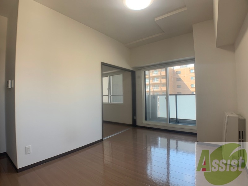 居室・リビング　リビングです。窓が大きくて明るいですね！