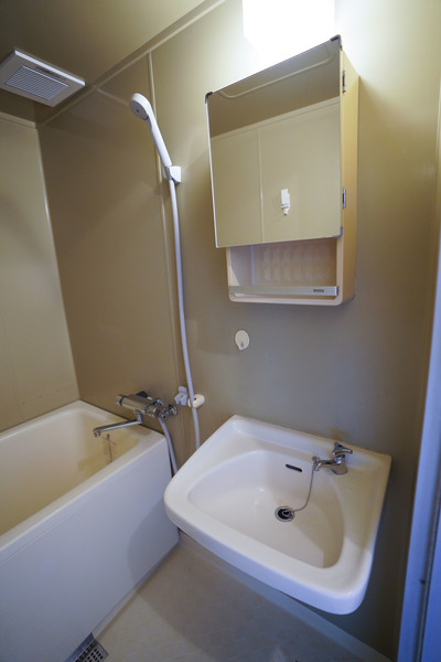 洗面設備　同じ建物の別なお部屋