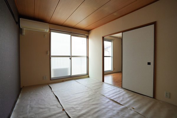 居室・リビング　同じ建物の別なお部屋