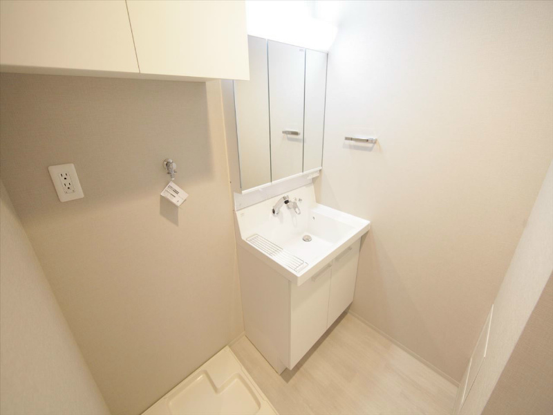 洗面設備　脱衣所　独立洗面台（シャンプードレッサー付）収納スペース有