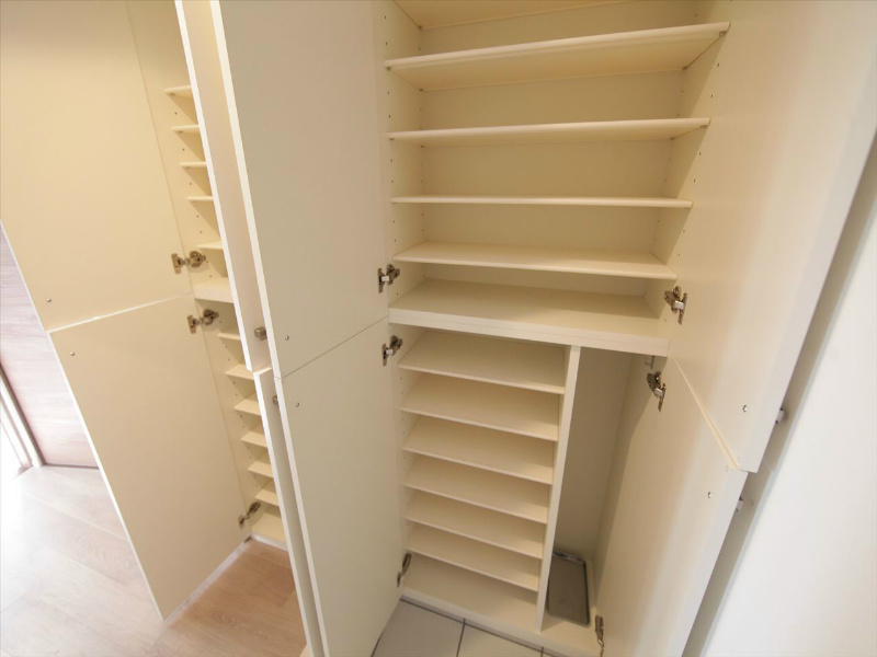 玄関　玄関　シューズボックス付（収納充実してます）