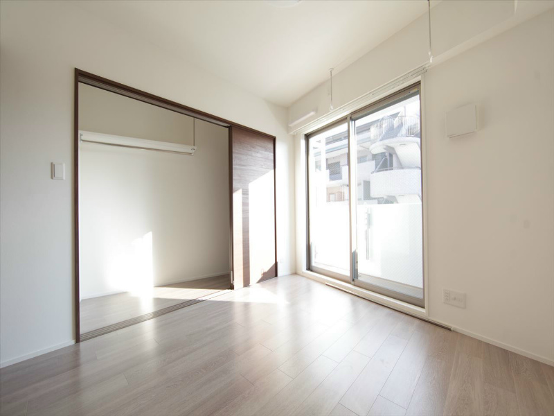 バルコニー　洋室5.7帖　ウォークインクローゼット付　南面バルコニー