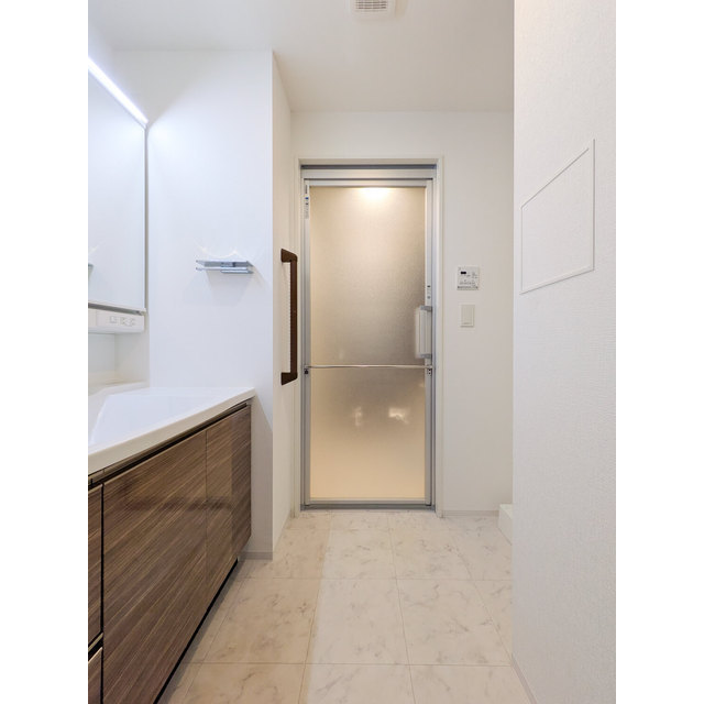 洗面設備　明るい洗面所です