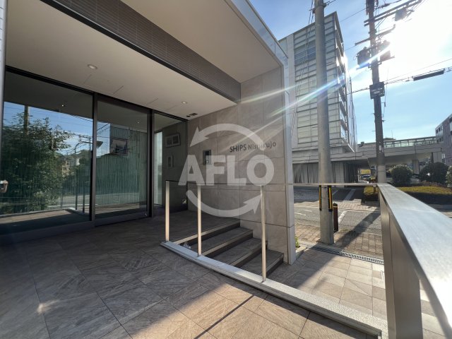 エントランス　SHIPS　Nishikujo　エントランス