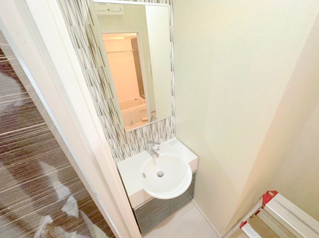 洗面設備　身支度が出来る独立洗面台です。