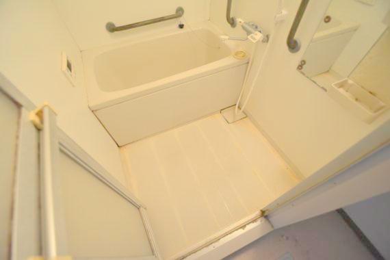 バス・シャワールーム　広めのお風呂は一日の疲れを癒してくれます。