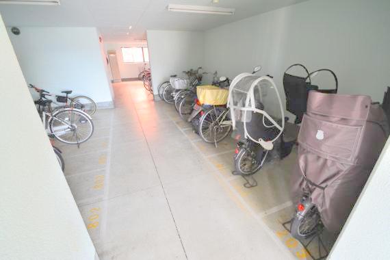 駐車場　敷地内にある駐輪場。雨の日にはうれしい屋根つきです。