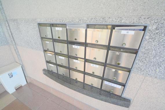 ロビー　ロビーにある各部屋毎のメールボックス。