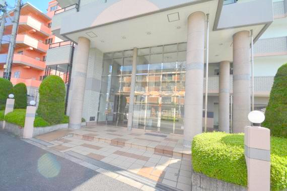 エントランス　オシャレなエントランスは安心のオートロック付きです。