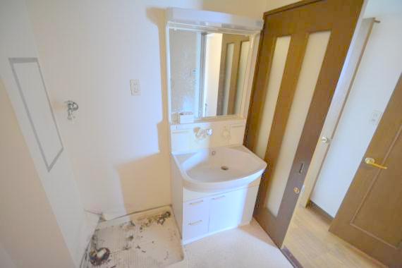 洗面設備　人気の独立洗面所にはうれしいシャンプードレッサーが付いてます