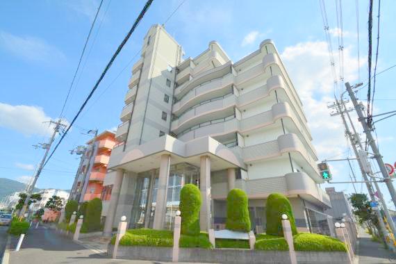 建物外観　存在感のある外観は落ちついた色合いで、堂々としていますね。