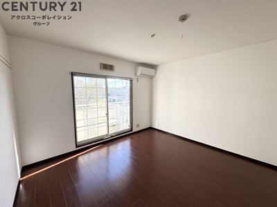 居室・リビング　床の色味が落ち着いていて、とても綺麗です。