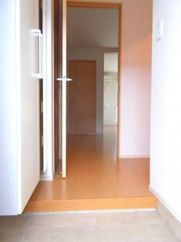 玄関　【Ｖｉｌｌａ　ひまわり　I】毎日通る玄関はこちらです