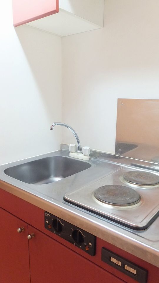 キッチン　2口の電気コンロ付き