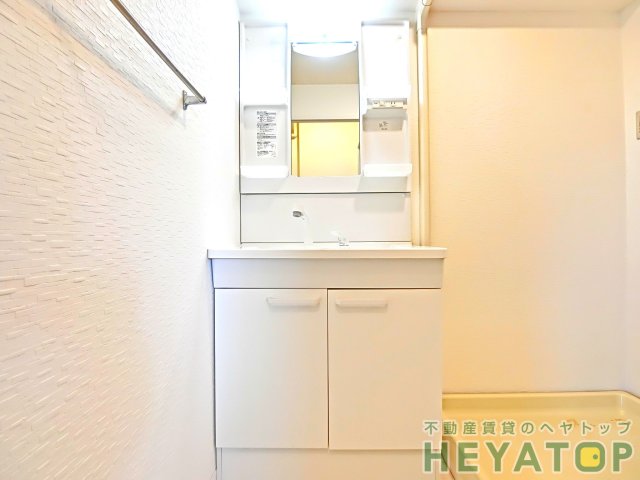 洗面設備　忙しい朝の身支度に便利なシャワー付き洗面化粧台