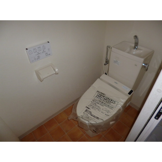 トイレ　落ち着いた色調のトイレです