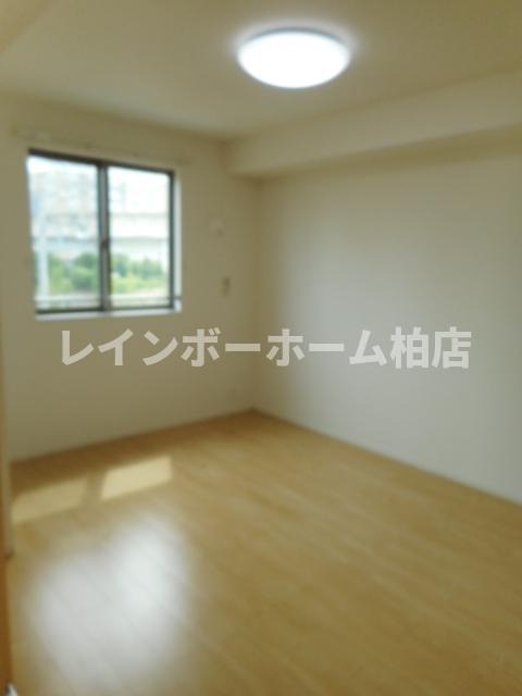 その他部屋・スペース　落ち着いた色調の寝室です