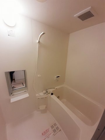 バス・シャワールーム　コンパクトで使いやすいお風呂です