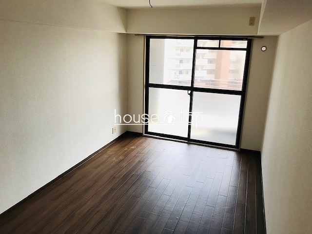 居室・リビング　テーブルやベッドなど設置可能