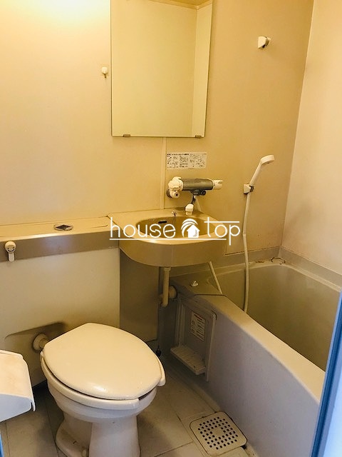 バス・シャワールーム　洗面台付きの浴室