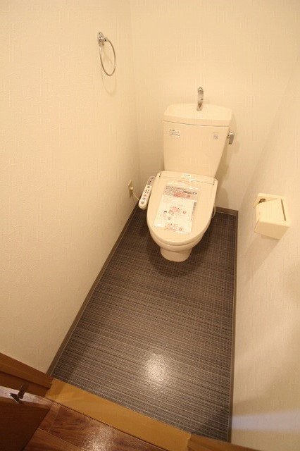 トイレ　同物件別号室のものです。