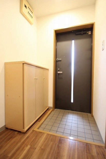 玄関　同物件別号室のものです。