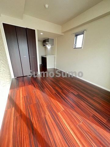 その他部屋・スペース　落ち着いた色調の寝室です