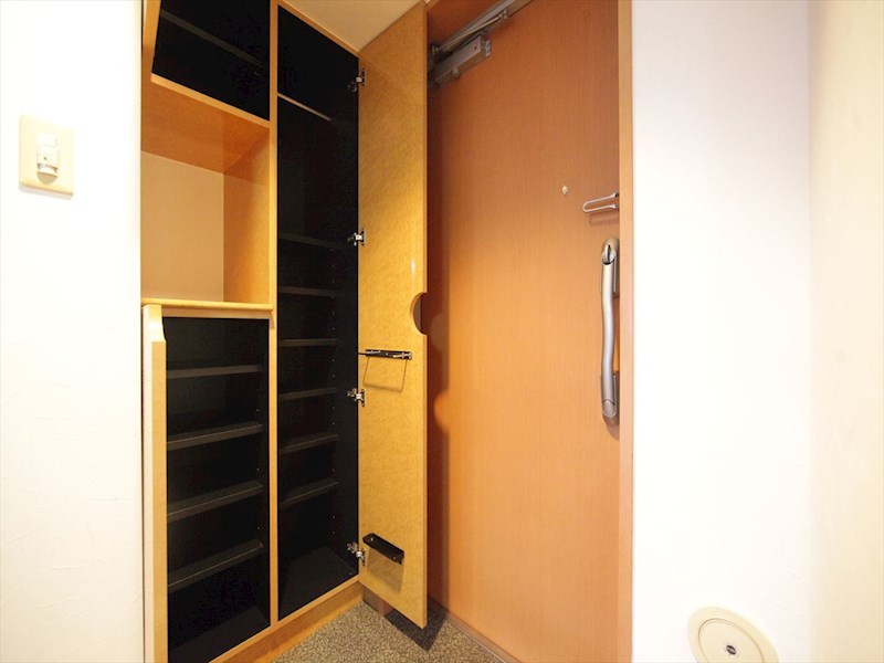 玄関　玄関　シューズボックス付（収納充実してます）