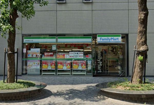 コンビニ　ファミリーマート近鉄堂島ビル店（コンビニ）まで111m