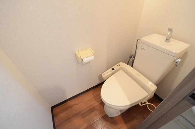 トイレ　温水洗浄便座付きのトイレです♪