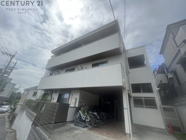 建物外観　オートロックで外部の人間が簡単に出入りできないため安心です。