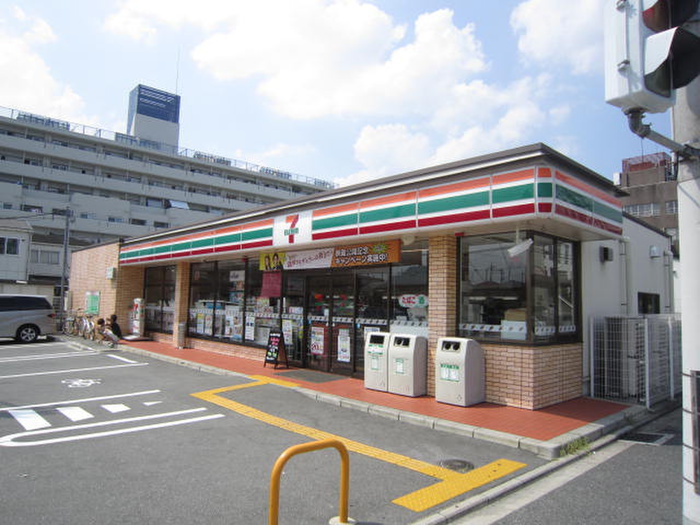 コンビニ　セブンイレブン（コンビニ）まで560m