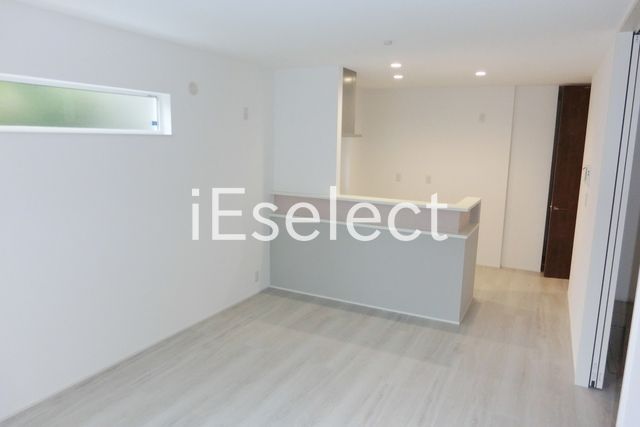 居室・リビング　白を基調にした明るいお部屋です。