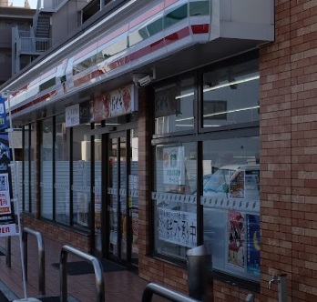 コンビニ　セブンイレブン（コンビニ）まで383m
