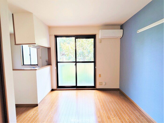 居室・リビング　エアコン完備の明るい室内です。