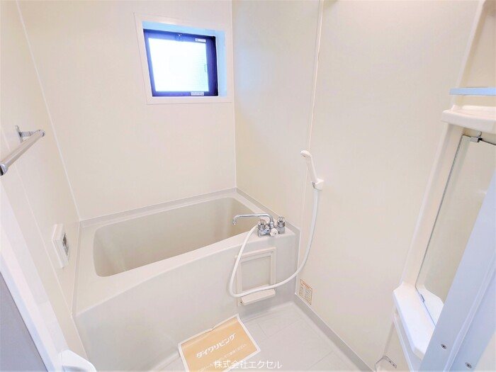 バス・シャワールーム　窓付きの浴室です。