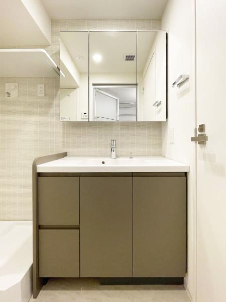 洗面設備　脱衣スペースもあります