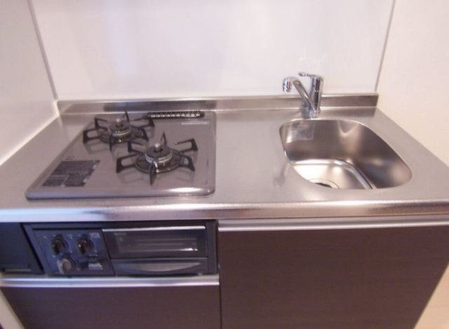 キッチン　グリル付2口ガスシステムキッチンで料理もはかどります